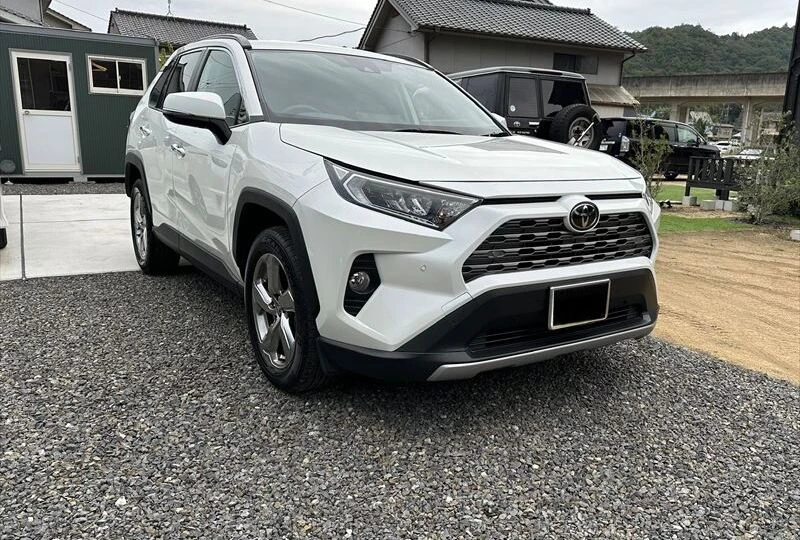 トヨタ　RAV４Gグレード　令和元年式（走行距離3.4万km）を福山市春日町K様より２４８万円で買取。丁寧に乗られていた良好コンディションの1台です。ハッピーカーズ福山店