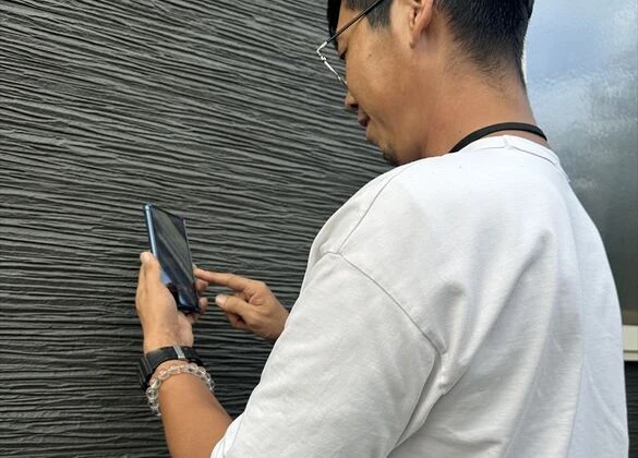 スマホからかんたん無料査定を利用する様子