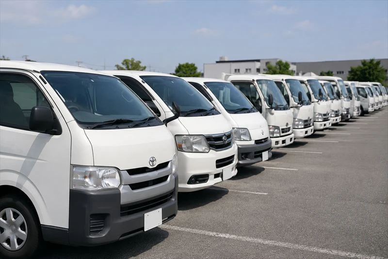 複数台の社用車・営業車が並ぶ法人車両
