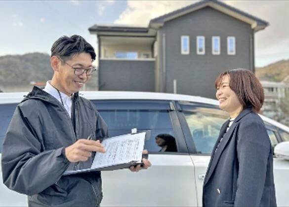 「岡山県笠岡市の車買取・出張査定でお客様に査定内容を説明するイメージ」
