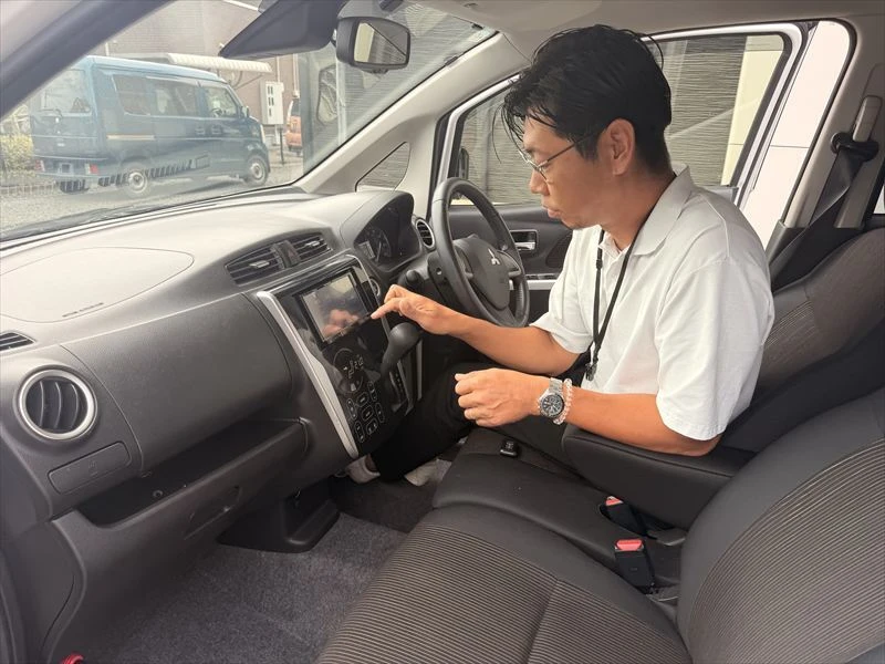 買取車のカーナビに残る登録情報や履歴を削除する様子
