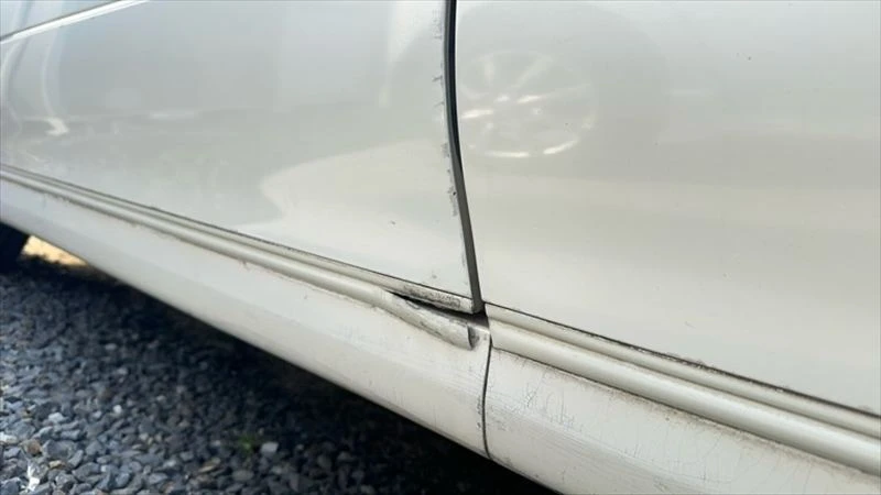 福山市のセダン買取査定で確認する修復歴車のドア下部のへこみと外装の損傷