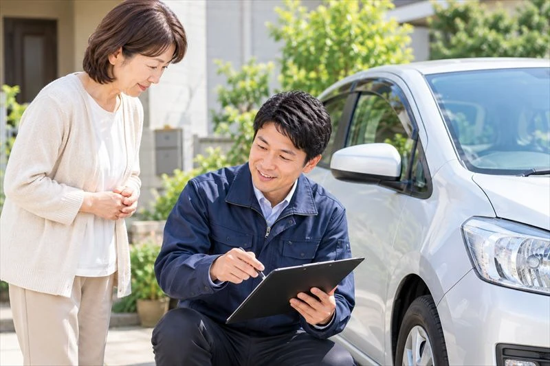 福山市で相続した車の無料出張査定を受ける様子